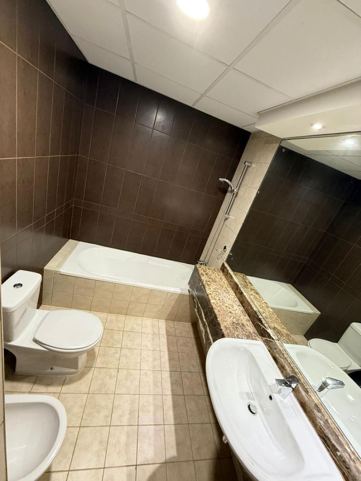 Backpackers Heaven ! 18 Beds In A 2 Bedroom Apartment In Front Of Union Metro Station Diera دبي المظهر الخارجي الصورة